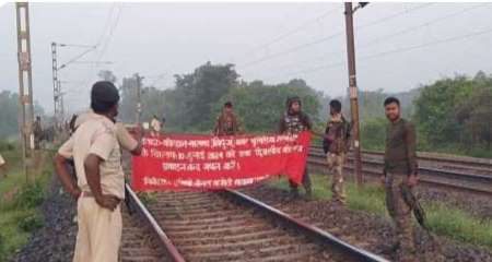 नक्सलियों की बड़ी साजिश नाकाम, हावड़ा-मुंबई रेल मार्ग पर परिचालन ठप.jpg